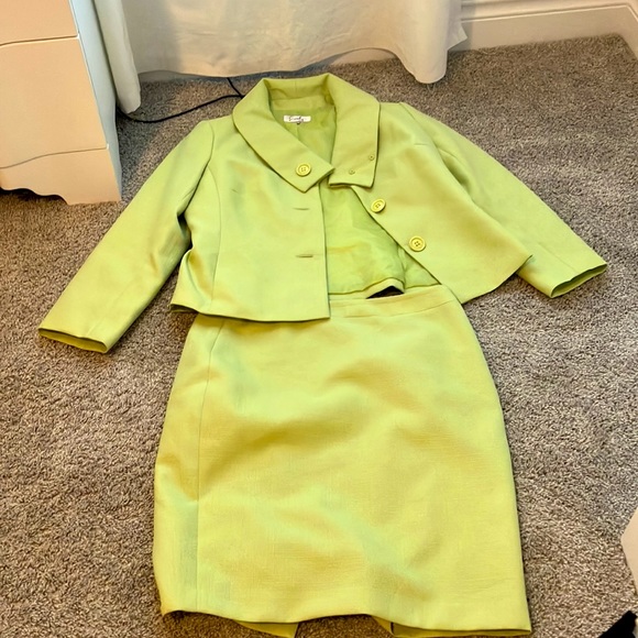 Two very beautiful woman work suits tops with skirts!! - Picture 3 of 4